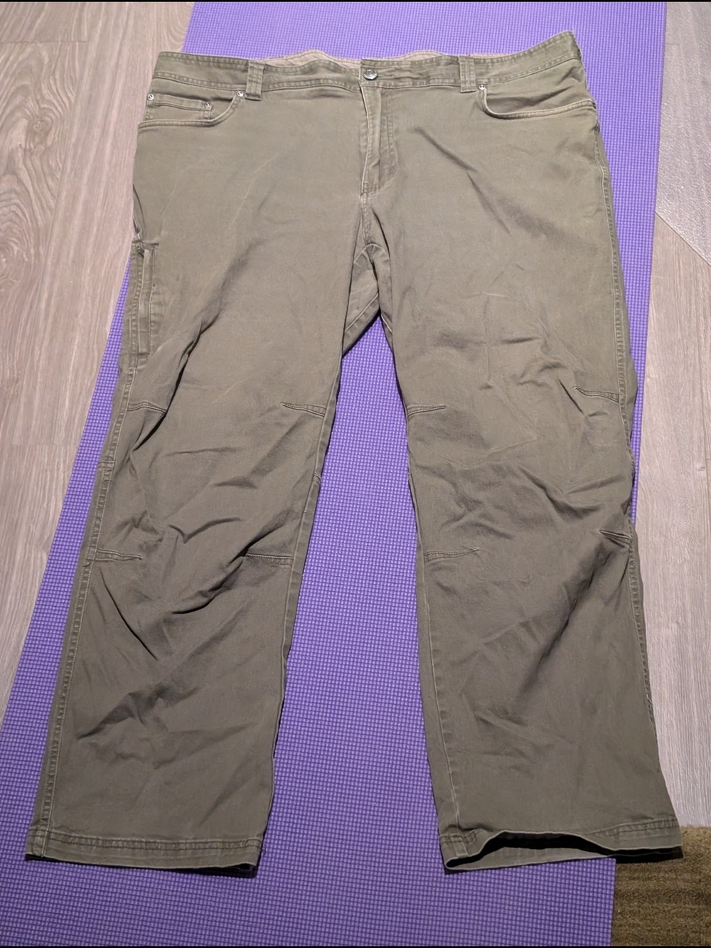 Men's Straight-Leg Chinos in Olive